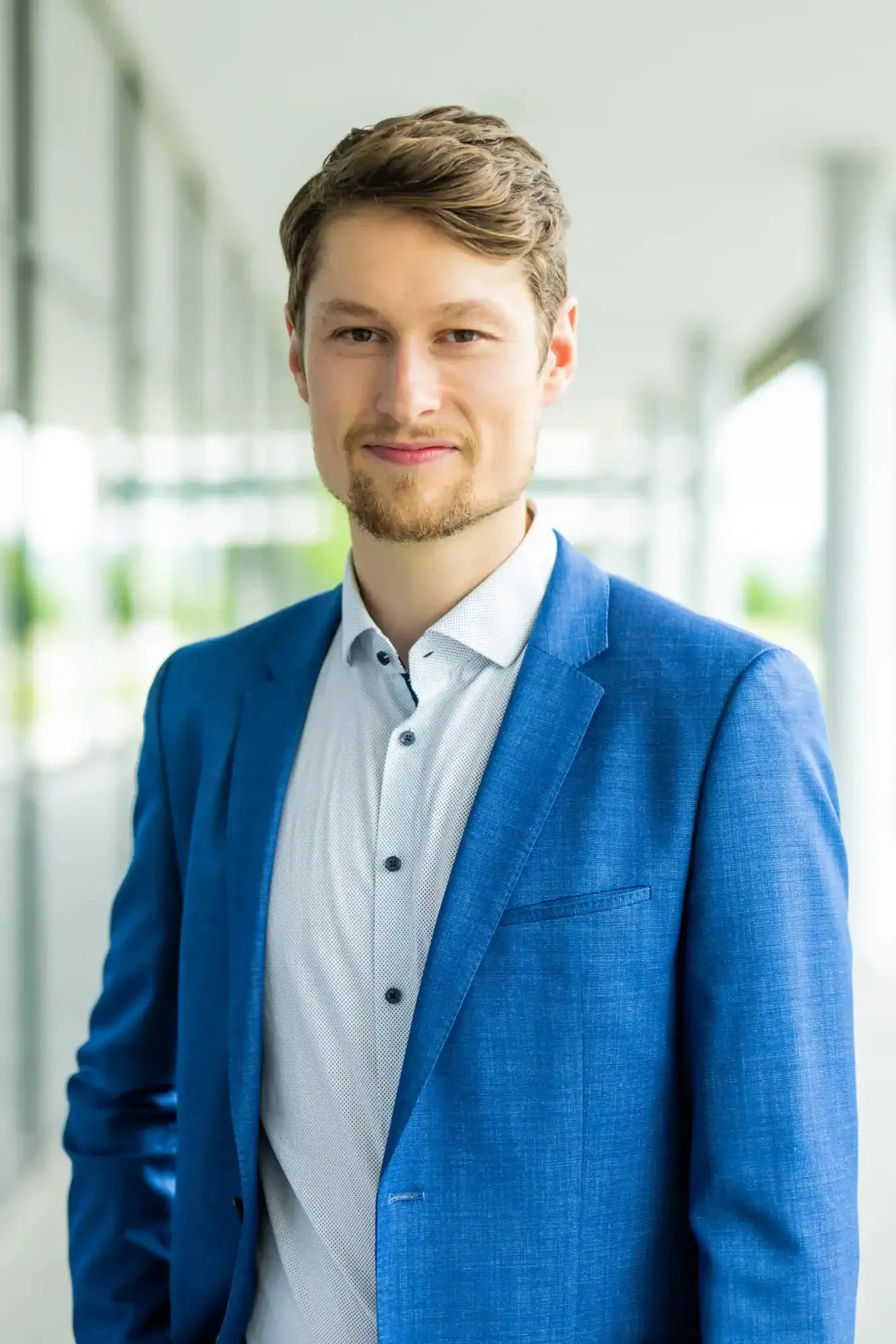 Bewerbungsfoto Outdoorshooting Reutlingen mit sachlichem Business-Look